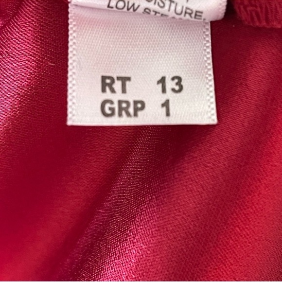 St. John Satin Plunge V Neck Top With Slit Cropped Sleeve Cherry Red Size Small - Picture 10 of 11